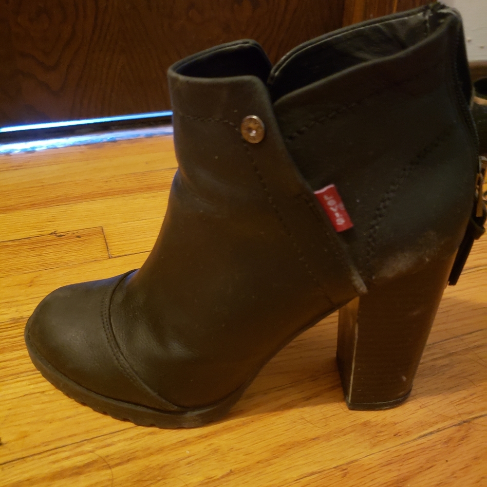 Levi, size 8, black